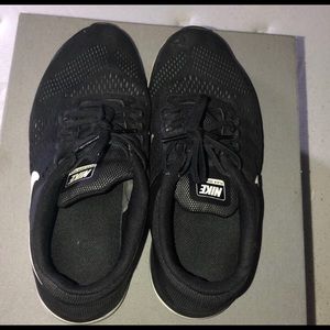 Black Nike running sneakers(woman).